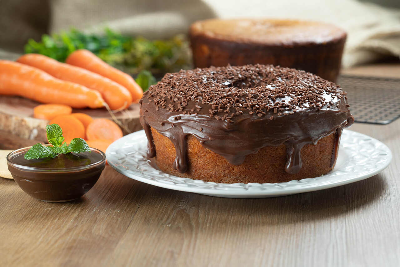 BOLO DE CENOURA COM COBERTURA DE BRIGADEIRO CREMOSO